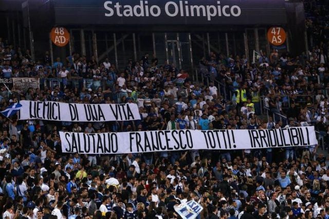 Nobleza: Hinchas de la Lazio despiden a Totti con bandera en el estadio