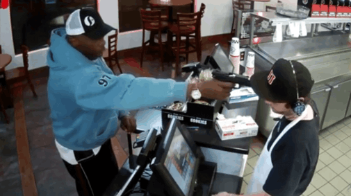 La increíble reacción de un joven asaltado en un restaurante de la que todos hablan (Video)