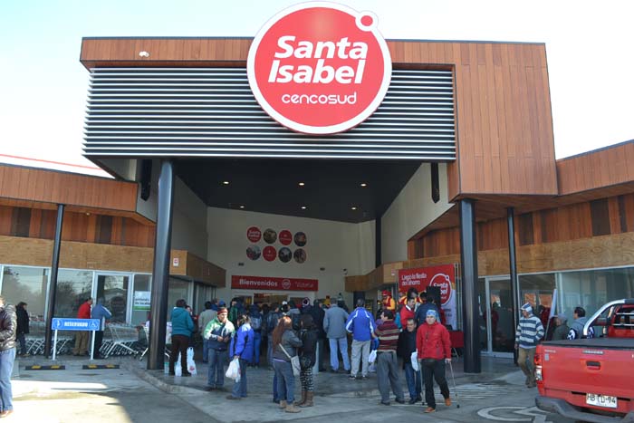 (Video) Graban momento en que funcionario de supermercado Santa Isabel agrede a cliente