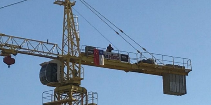 Trabajador protesta en lo más alto de una grúa por «precarias condiciones laborales»