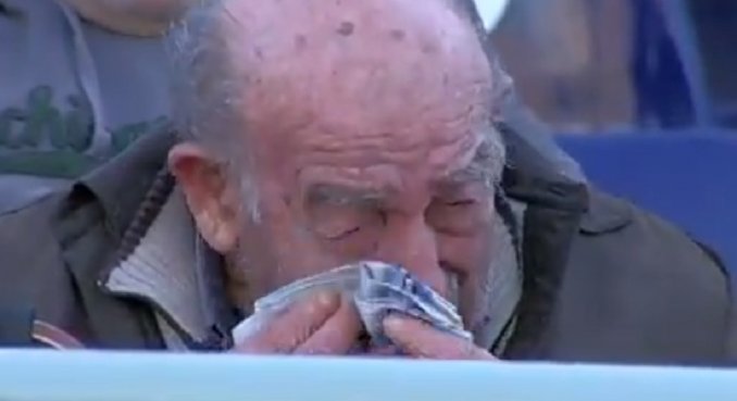 VIDEO: Conmovedora imagen de un abuelo que emociona al ascenso