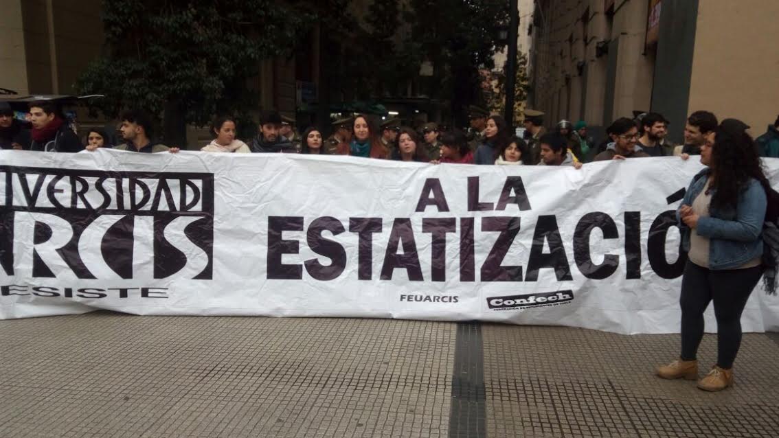 Estudiantes protestan afuera del Mineduc por cierre de la U. Arcis