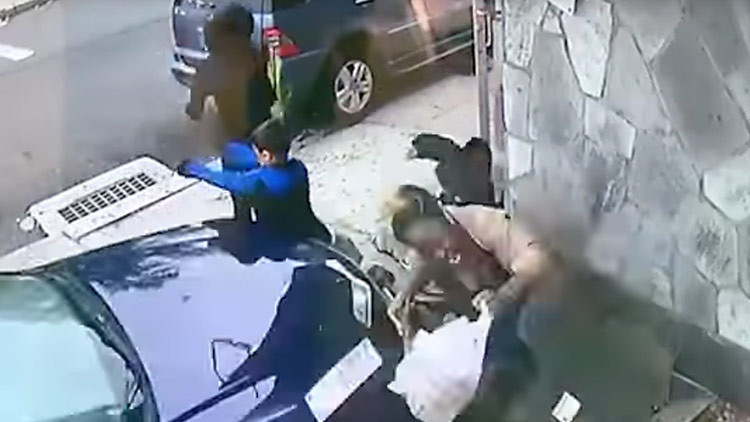 Una mujer se arroja contra un coche fuera de control para salvar a un niño (FUERTE VIDEO)
