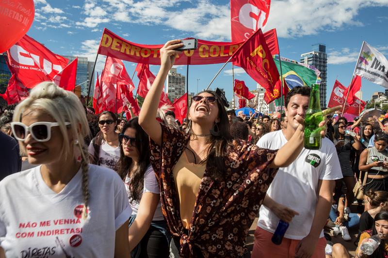 Brasil: Miles de personas asisten a carnaval en Sao Paulo para exigir la salida de Temer