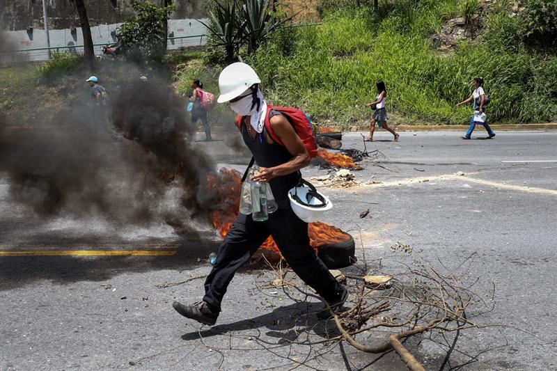 Venezuela: Matan a tiros a dos policías en Caracas y después queman sus cuerpos