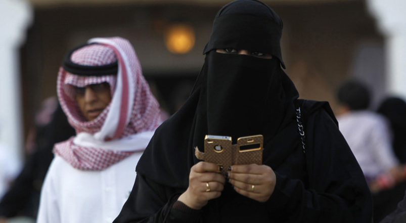 Publicidad en Arabia Saudita: Reemplazan a una mujer por una bola de playa en un anuncio (FOTO)