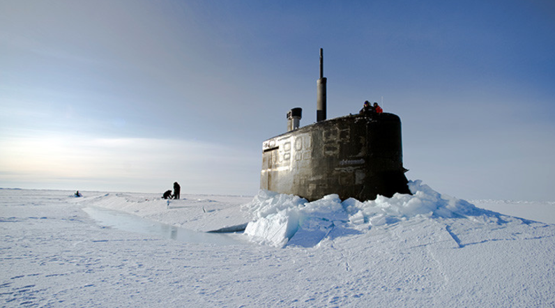 VIDEO: helicóptero ruso halla un submarino nuclear de EE.UU. dañado atrapado en el hielo del Ártico