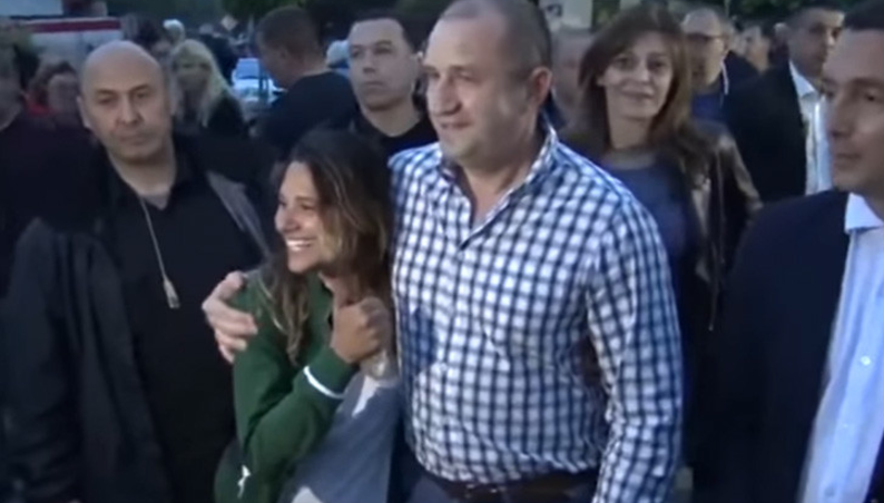 Una turista brasileña pone en serios aprietos al presidente búlgaro delante de su esposa (video)