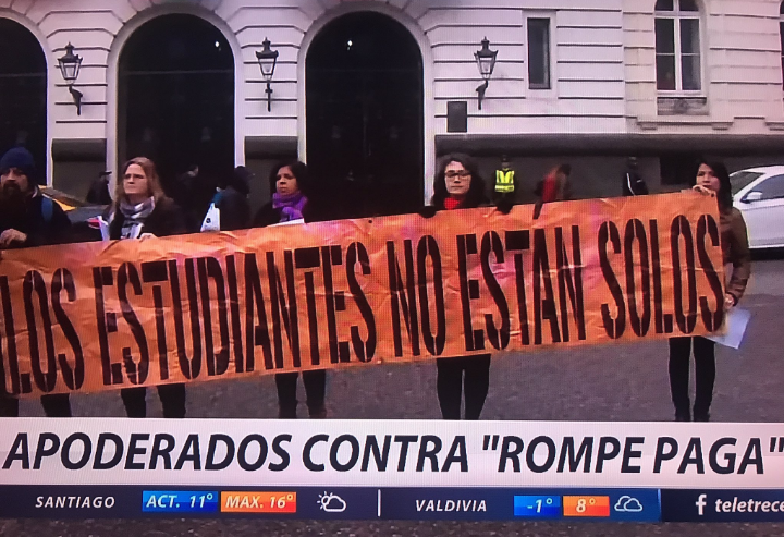 Apoderados protestan contra medida «rompe, paga» del alcalde Felipe Alessandri