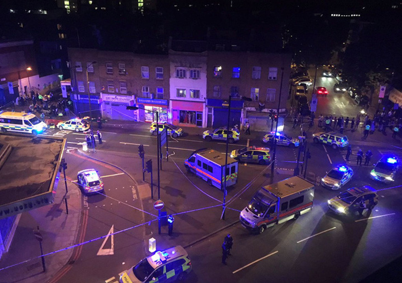 Posible atentado: Una furgoneta embiste a varias personas cerca de una mezquita en Londres