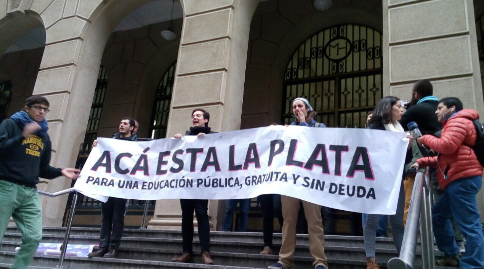 Estudiantes protestan afuera del Ministerio de Hacienda en la previa de marcha nacional