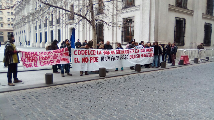 Esposa de trabajador de Codelco en huelga de hambre entrega carta a Bachelet y advierte que podría sumarse a protesta