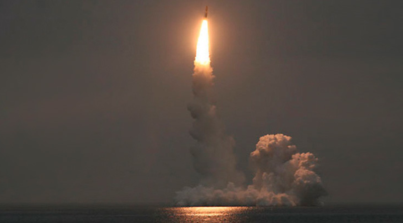 Un submarino estratégico ruso lanza un misil balístico intercontinental