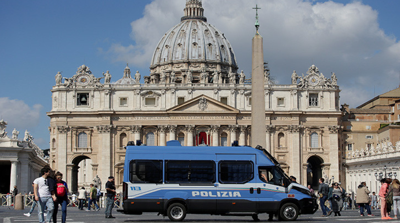 Vaticano: La Policía irrumpe en una orgía gay con drogas en el apartamento de un sacerdote
