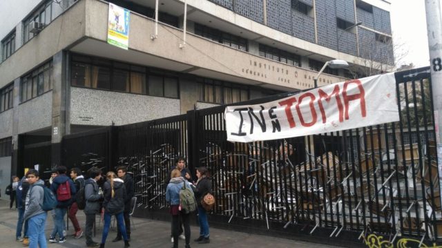 Tomas de Colegios: Carabineros desaloja Instituto Nacional