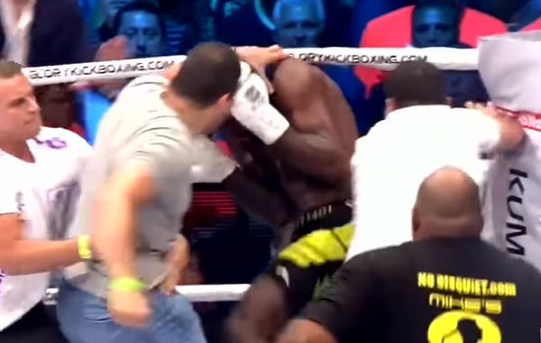 Escándalo en kickboxing: dos espectadores golpean a un luchador en el ring tras su triunfo