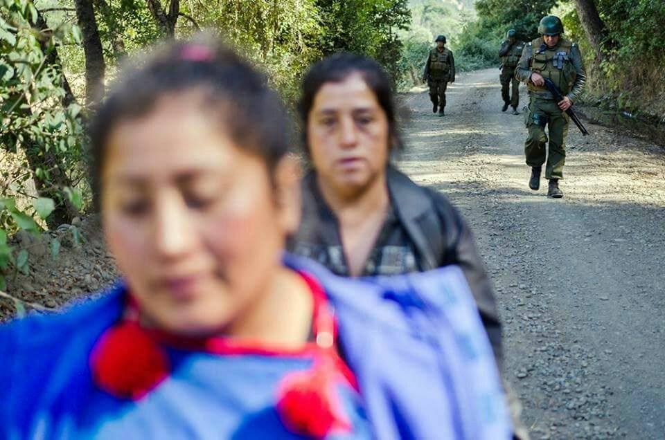 Violencia estatal en Temucuicui: Carabineros gaseó posta, escuela con niños y Comunidad acusa «secuestro» de mujer mapuche