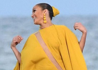 Jennifer Lopez luce un vestido sin ropa interior
