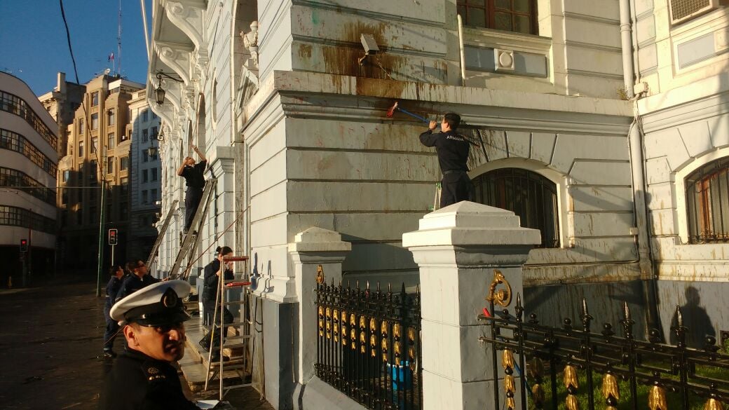 Lanzan pintura y aceite quemado a edificio de la Armada en Valparaíso