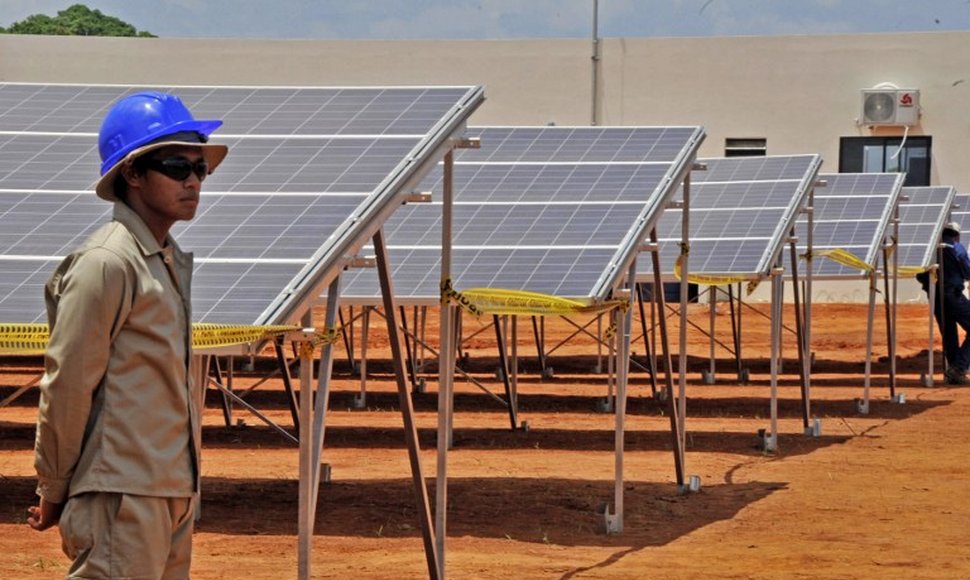 Bolivia firma acuerdo con Francia para financiar planta solar en Oruro