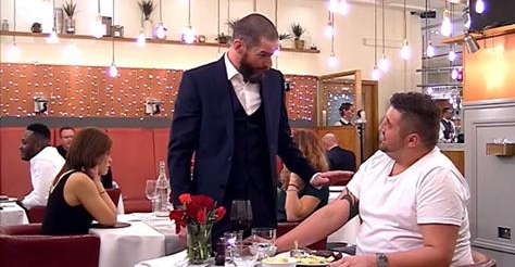 Tuvo una cita a ciegas en un programa de TV. Al ver quién se sienta, lo rechaza por «poco atractivo»