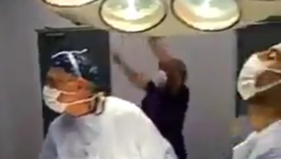 VIDEO: Vaya profesionalismo: Dos cirujanos detienen operación para ver los penales de Chile y Portugal