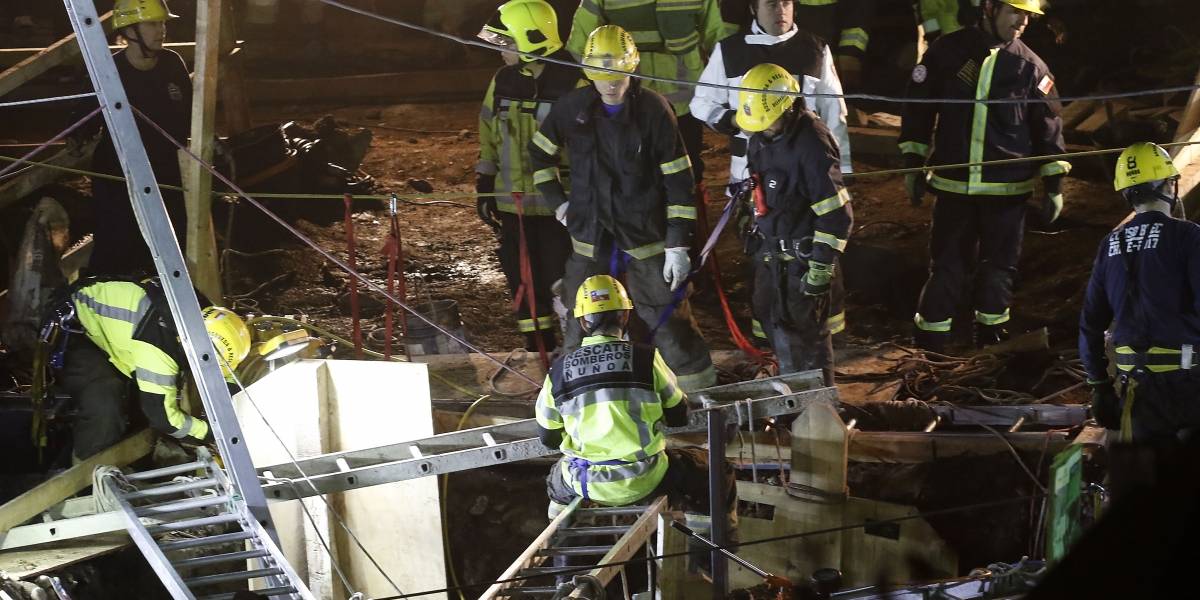 Santiago: Derrumbe en construcción de San Miguel deja 4 obreros atrapados