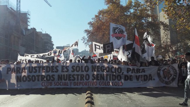 Hinchas de Colo Colo realizan multitudianaria marcha contra Blanco y Negro