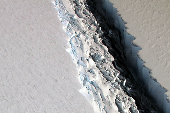 Greenpeace: «Iceberg equivalente a un tercio de la Región Metropolitana está por desprenderse en la Antártida»