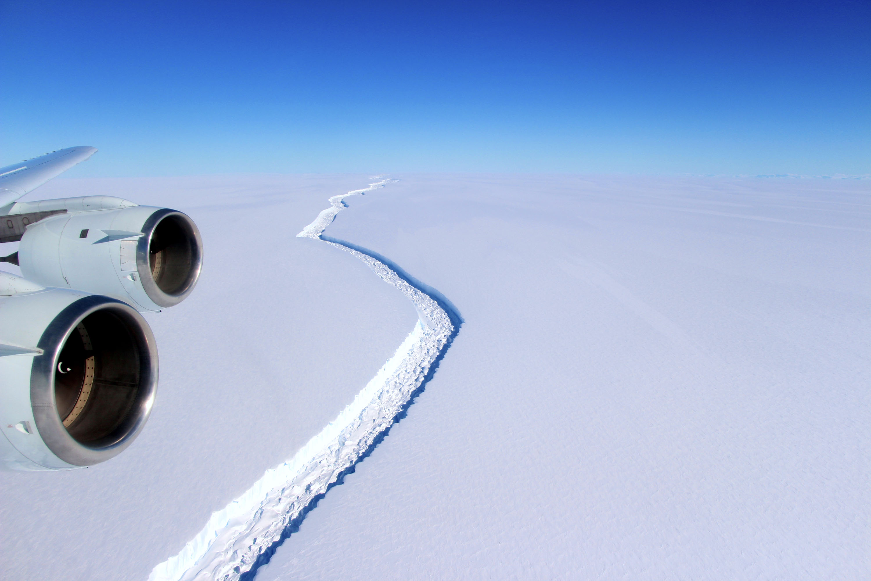 Mide un tercio de la R. Metropolitana: Iceberg a punto de desprenderse de la Antártida subiría nivel del océano