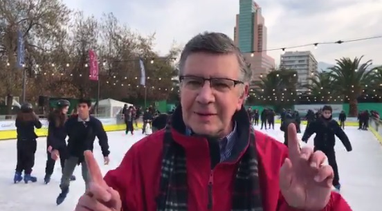 Cosismo on fire: Lavín abre pista «pública» de patinaje en hielo