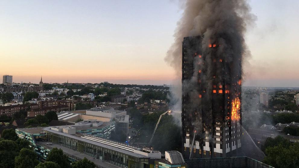 Reino Unido: Torre incendiada en Londres estaba revestida con un material prohibido