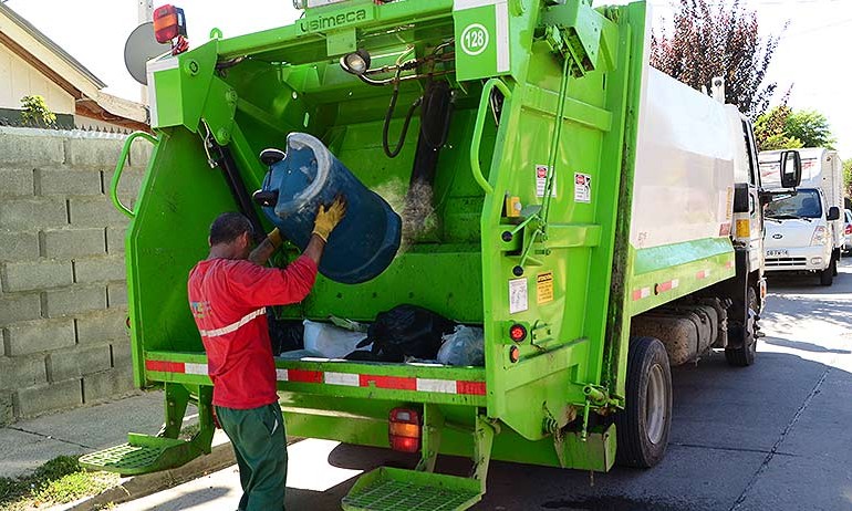 Melipilla: Recolectores de basura inician paro por demora en pago de bono