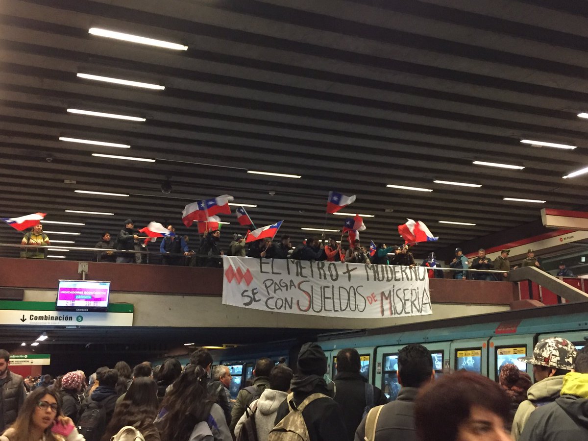 Huelga de trabajadores subcontratados de Metro: Se manifiestan en estación Baquedano