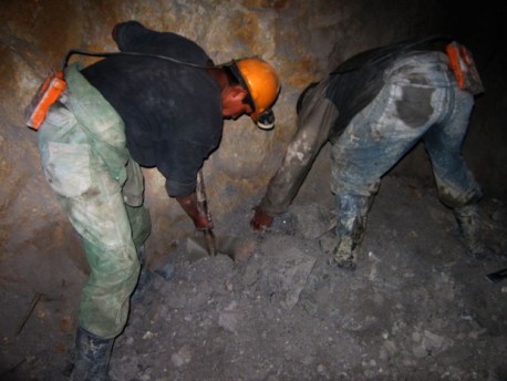 Familiares de trabajadores atrapados en mina de Aysén denunciaron negligencia de la empresa