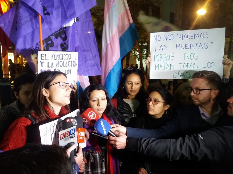 Organizaciones feministas y estudiantiles protestan en Plaza Italia por el chiste de Piñera