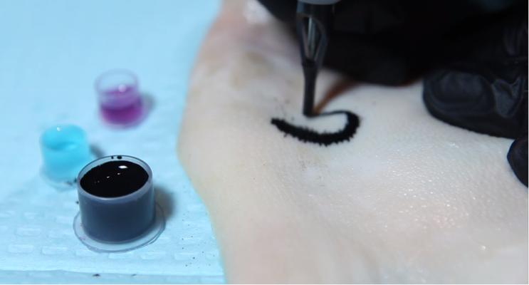 Trabajan en una tinta para tatuajes que marca los niveles de glucosa en la sangre