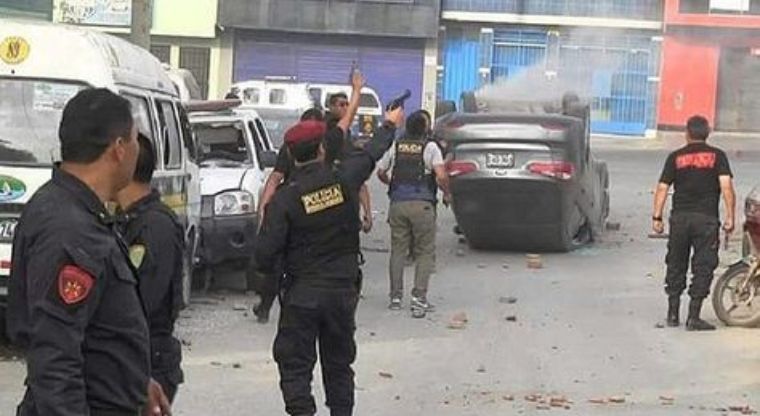 Un muerto y 4 policías heridos por turba que buscaba linchar asaltantes en Perú con piedras y dinamita