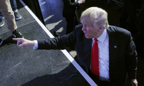 Trump tuitea video donde golpea a un hombre para entregar polémico mensaje