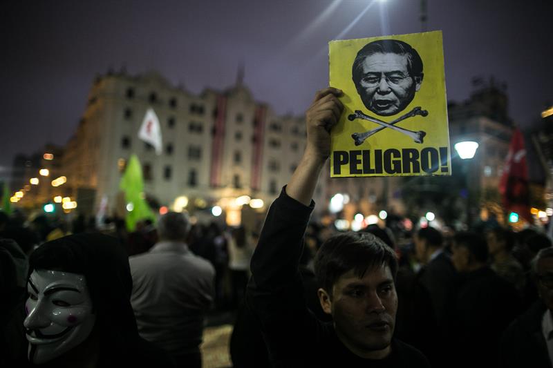 Perú: Miles de personas marchan en Lima contra un indulto a Fujimori