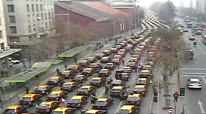 Taxistas protestan en la Alameda contra Uber y Cabify