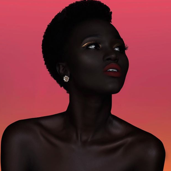 La modelo negra que anima a sentirse orgullosa de la piel muy oscura