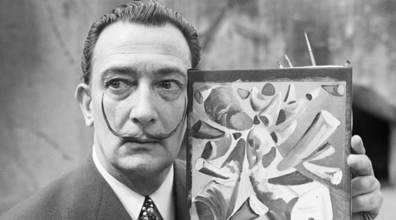Exhuman el cadáver de Salvador Dalí