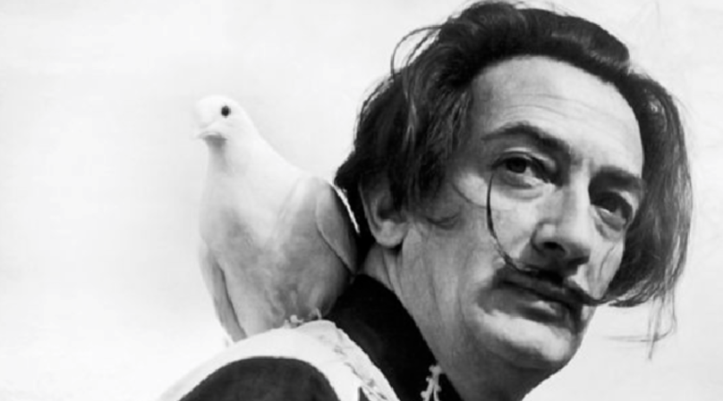 El bigote de Salvador Dalí sigue marcando las 10 y 10