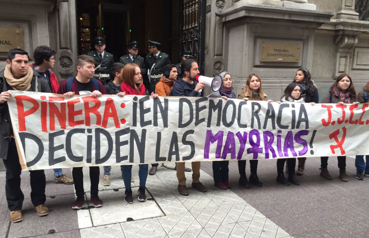JJCC protestan contra Piñera en Tribunal Constitucional por proyecto de #Aborto3Causales