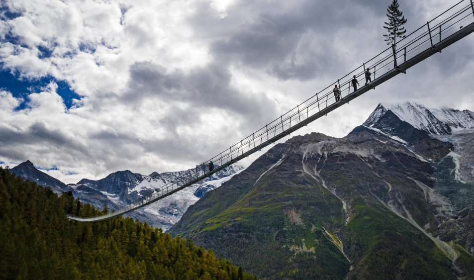 Suiza inaugura el puente colgante peatonal más largo del mundo (FOTOS)