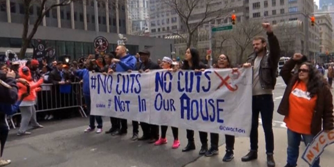 Masiva protesta en Washington contra los recortes en vivienda social impulsados por Trump