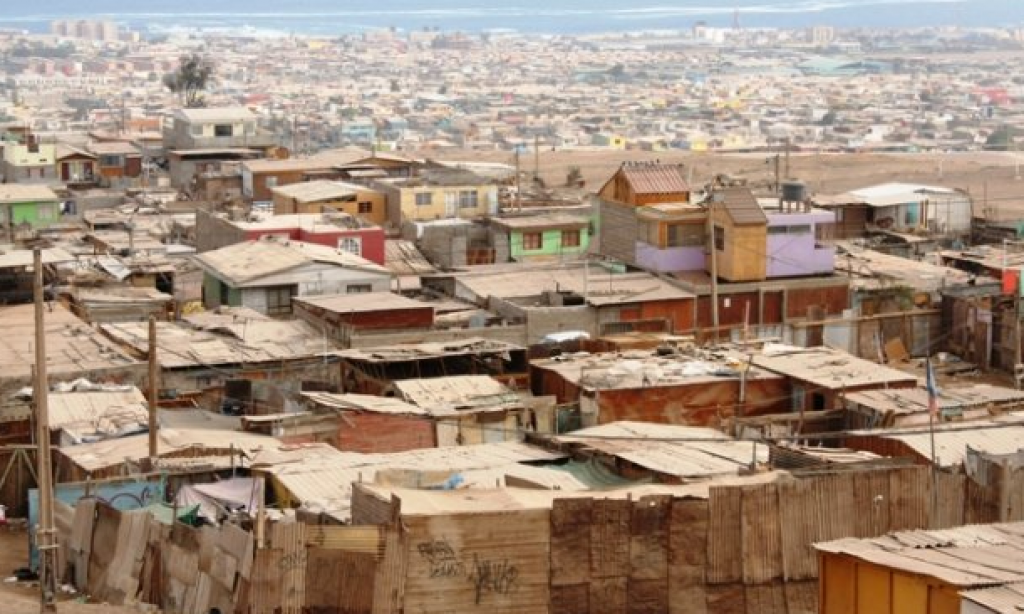 Informe de Techo-Chile dice que aumentaron los campamentos en las regiones de Tarapacá y Antofagasta