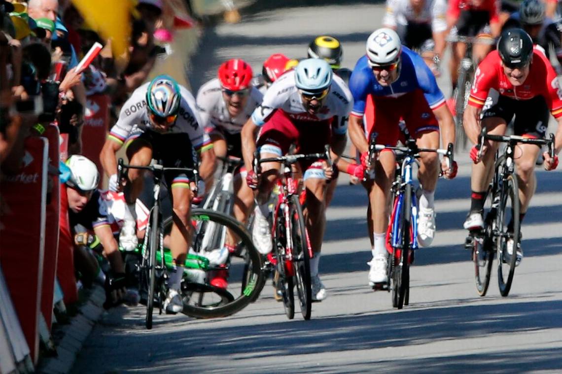 VIDEO: Descalifican a campeón mundial por pegar codazo a otro ciclista en el Tour de Francia