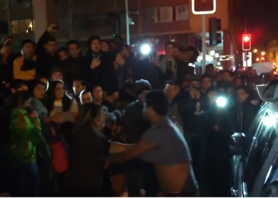 VIDEO: Escena de celos en pleno centro de Santiago se viraliza en las redes